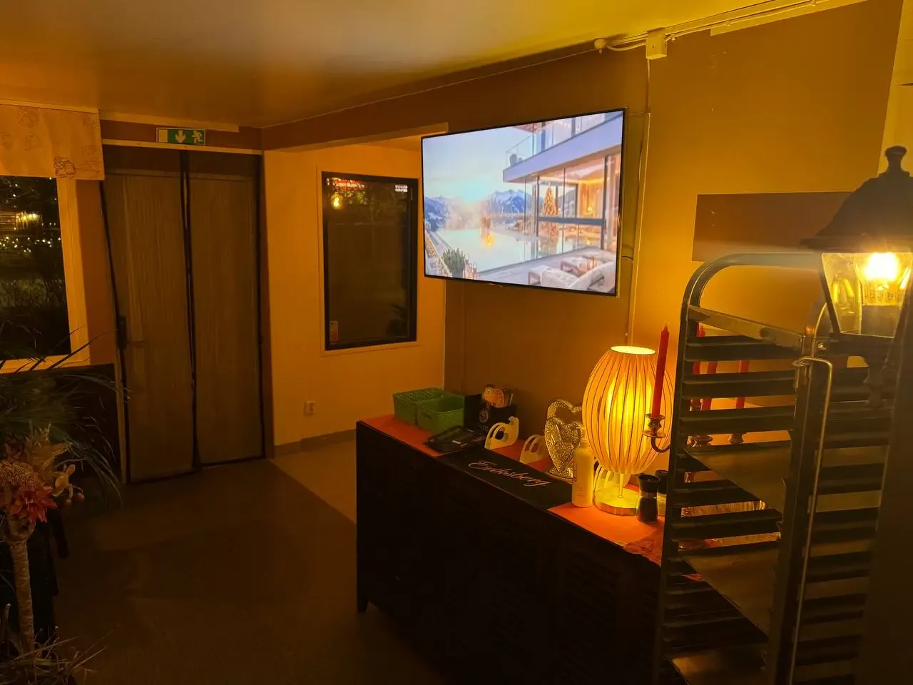 Entrén med TV-skärm i Gröna Huset